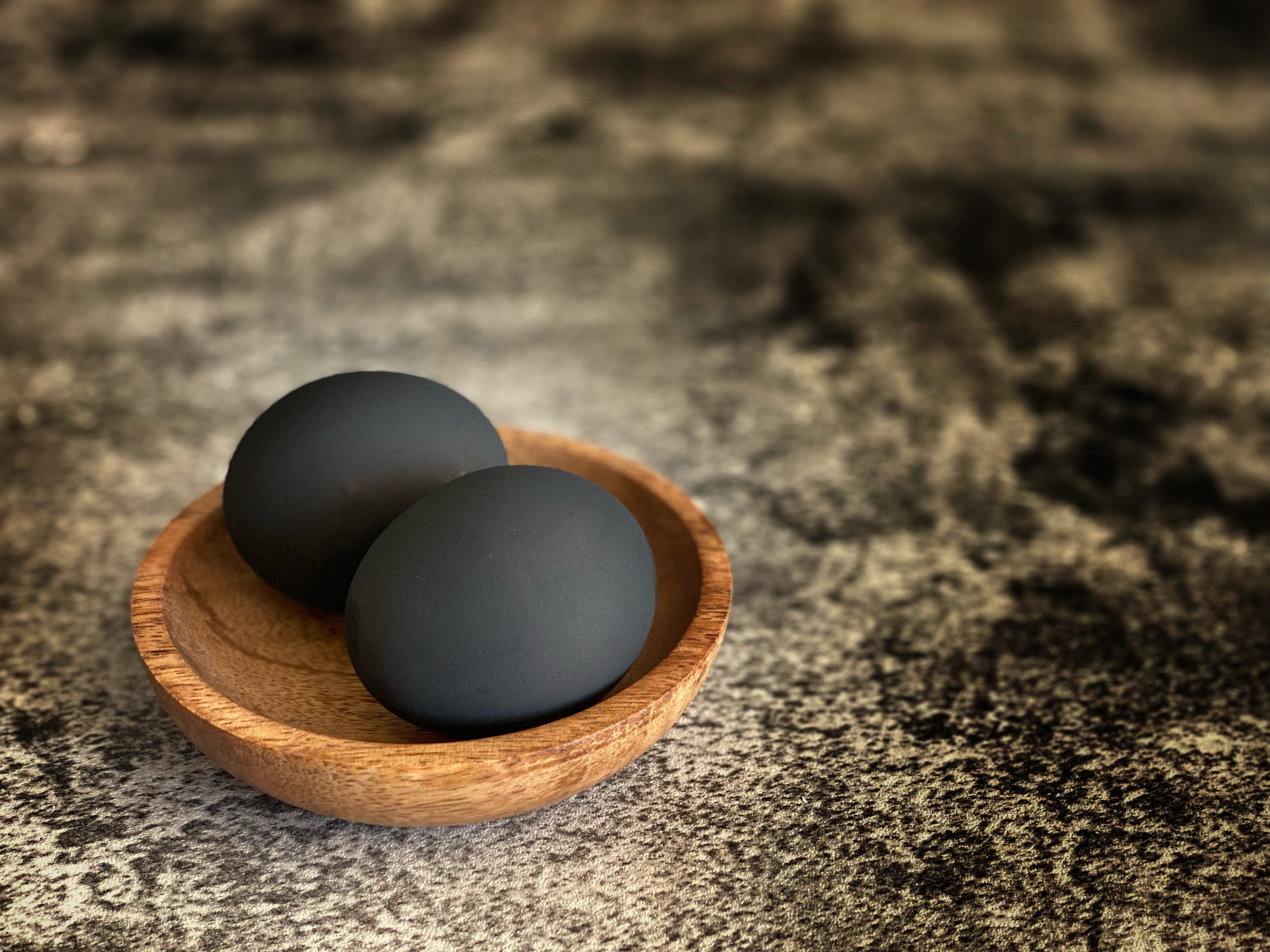 Depictions of eggs are present both on the Timgad stelae and Etruscan mortuary frescoes.